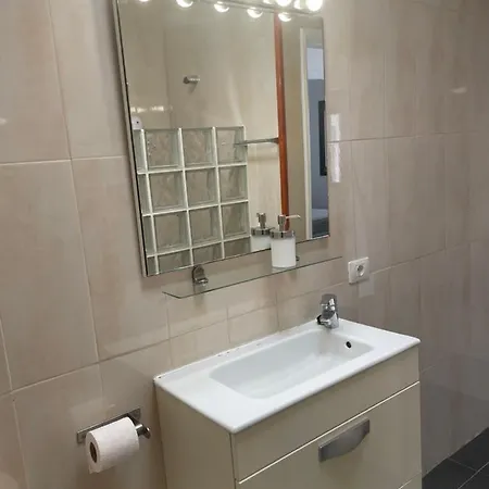 Con Amplia Terraza En La Playa Daire *