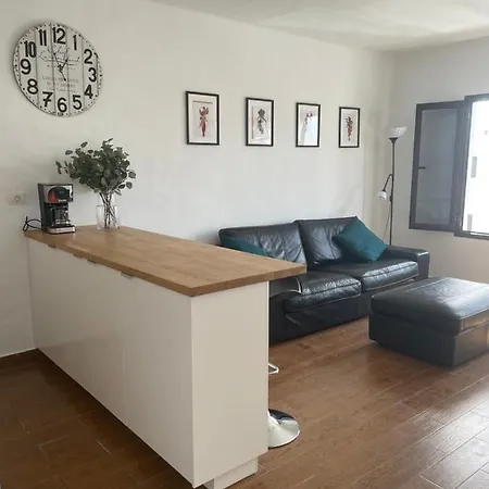 Con Amplia Terraza En La Playa Apartman