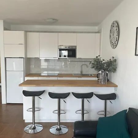 Con Amplia Terraza En La Playa *