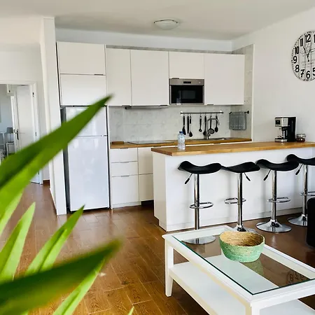 Con Amplia Terraza En La Playa *